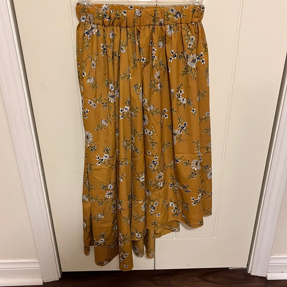 Long skirt with flower pattern
